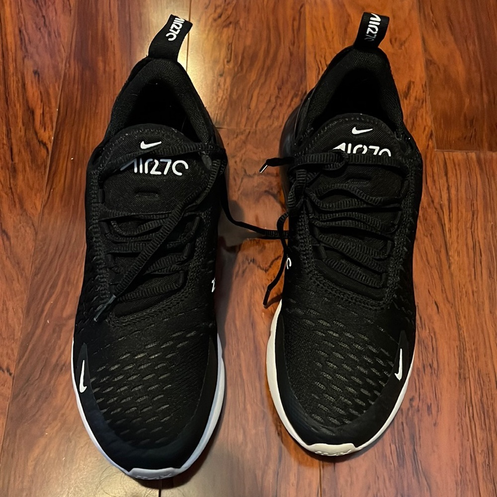 Size 8 women’s Nike air black with white hardly worn. Excellent condition.
